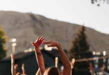 필라테스 자격증 비용 3개월만에 교육비만큼 회수할 수 있는 곳/ 경희대학교 체육대학 MOU협회 a group of people doing yoga in a park