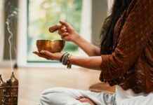 민트리온 x 신라호텔 스위트룸 아트 명상 woman in brown knit sweater holding brown ceramic cup