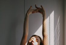 그룹레슨으로 체형교정의 효과까지 가져갈 수 있는 운동 woman in white tank top standing beside white wall