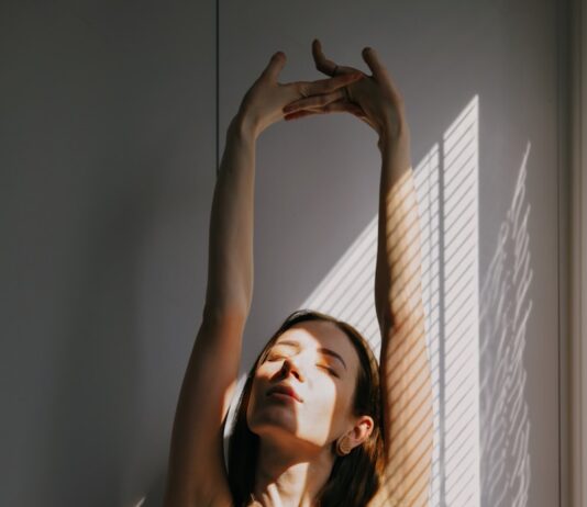 그룹레슨으로 체형교정의 효과까지 가져갈 수 있는 운동 woman in white tank top standing beside white wall