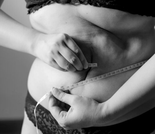 바레 필라테스 효과 대박! 2주 만에 뱃살 빠진 솔직 후기 grayscale photo of woman holding her breast