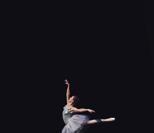 바레 필라테스 요즘 왜 이렇게 많아졌을까요? photography of dancing ballerina