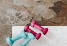 이게 진짜 한국형 바레, 마이바레 바레 자격증 person holding white liquid filled cup above two pairs of dumbbells