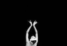 바레 자격증은 실전으로 증명됩니다. 브랜드 무대 데뷔한 마이바레 졸업생들 woman in white dress with black sunglasses