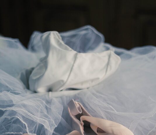 바레 지식in: 왜 관절은 보호해야 하고 근육은 자극해야 할까? slipper, dance, ballet, dancer, foot, classic dance, tumblr wallpaper, gray dance, gray wallpaper, gray dancing, gray ballet, iphone wallpaper, dance, dance, dance, ballet, ballet, ballet, ballet, ballet