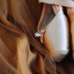 왜 어떤 바레 수업은 힘들기만 하고 몸은 안 바뀔까? a pair of ballet shoes laying on top of a bed