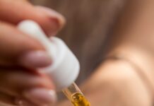 연은정 대표님 자문으로 거쳐 완성된 전신 괄사 person holding dropper