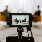 민트리온 연은정 웰니스 전문 교육 박사, 외부 인터뷰 기사 보도 a tripod with a camera attached to it