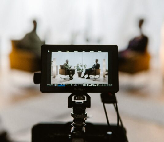 민트리온 연은정 웰니스 전문 교육 박사, 외부 인터뷰 기사 보도 a tripod with a camera attached to it