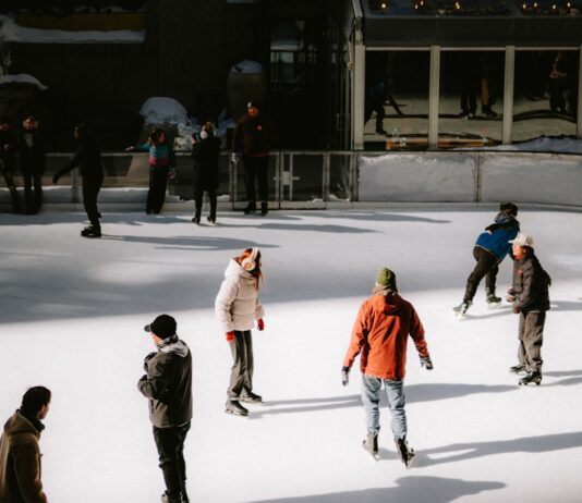 예술과 운동 사이, 롯데월드몰 아트마블 웰니스 데이 / 기업출강 People ice skating on an outdoor rink