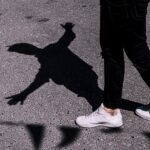 IDEA KOREA 출강, 민트리온 웰니스 person wearing pair of white shoes