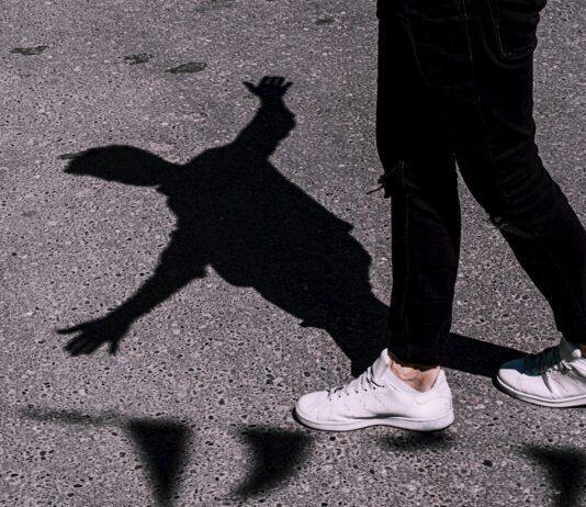 IDEA KOREA 출강, 민트리온 웰니스 person wearing pair of white shoes