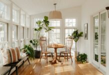 바레 운동 센터에 회원없는 이유? SNS에서만 핫하다고요? Bright sunroom with plants and dining table.