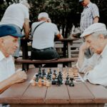 시니어 바레 운동, 왜 가르치기 어려울까요? two men playing chess