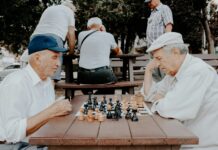 시니어 바레 운동, 왜 가르치기 어려울까요? two men playing chess