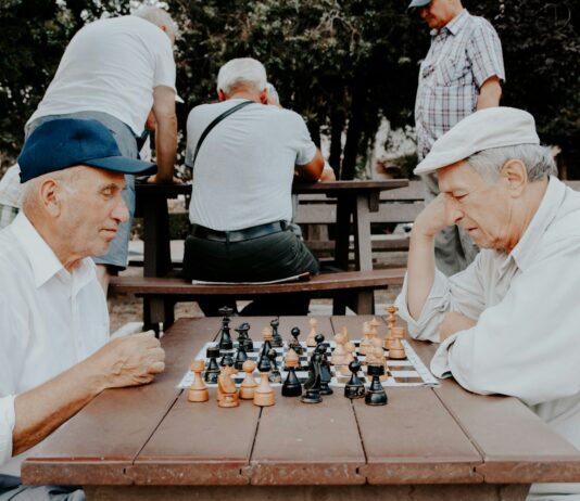 시니어 바레 운동, 왜 가르치기 어려울까요? two men playing chess