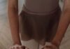 바레 자격증, 따라 하는 강사가 아닌 만드는 강사가 되세요 A young ballet dancer in uniform practicing at a barre inside a dance studio.