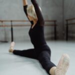 바운스(Bounce)와 펄스(Pulse), 정말 같은 동작일까요? Full body of faceless graceful ballet dancer doing twine posture with hands above head in studio