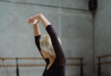 바운스(Bounce)와 펄스(Pulse), 정말 같은 동작일까요? Full body of faceless graceful ballet dancer doing twine posture with hands above head in studio