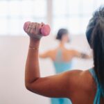 재등록이 가장 많이 나오는 수업의 비밀 woman in blue tank top holding pink dumbbell