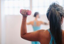 재등록이 가장 많이 나오는 수업의 비밀 woman in blue tank top holding pink dumbbell